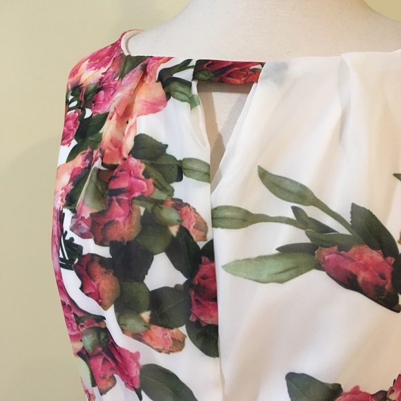 Plunging Keyhole Surplice Neckline White Floral Sleeveless Romper - Picture 4 of 7